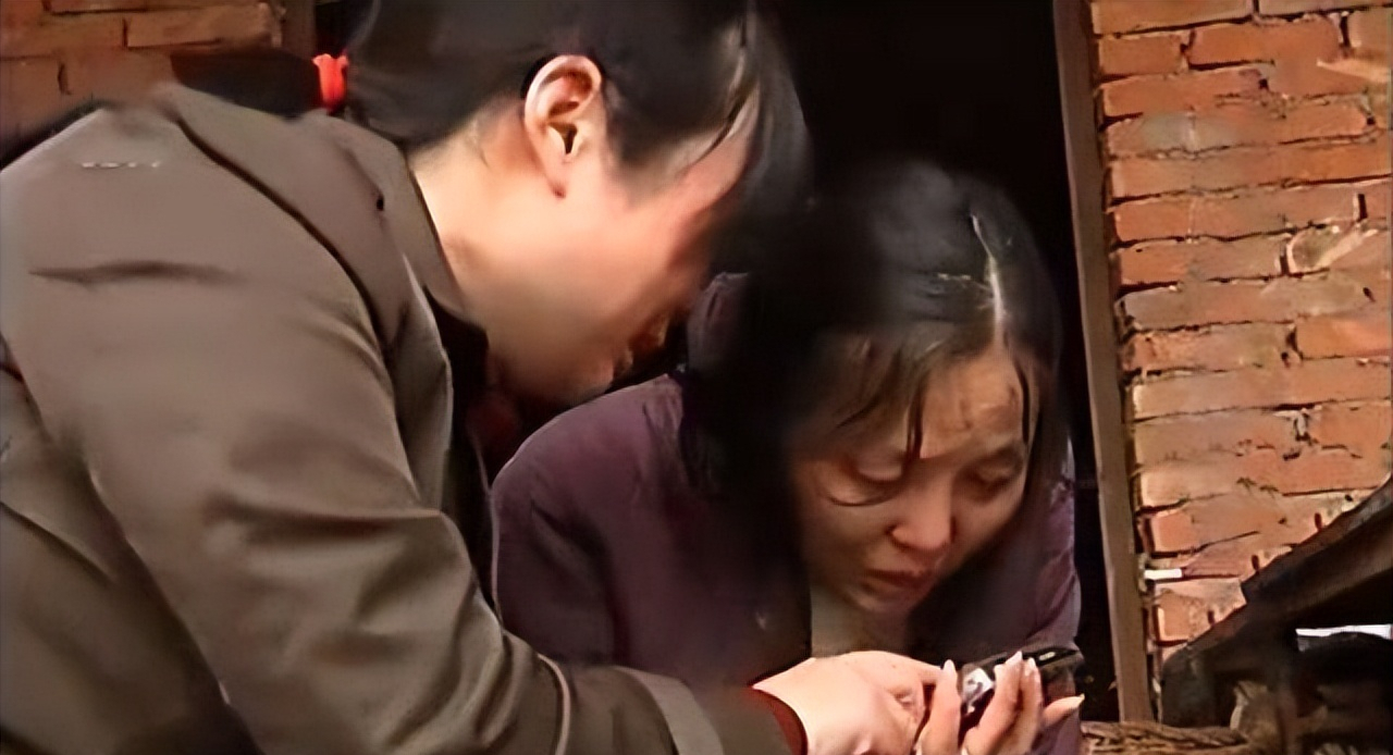 1995年四川17岁女大学生被卖进大山，55岁老汉让她住了17年猪圈