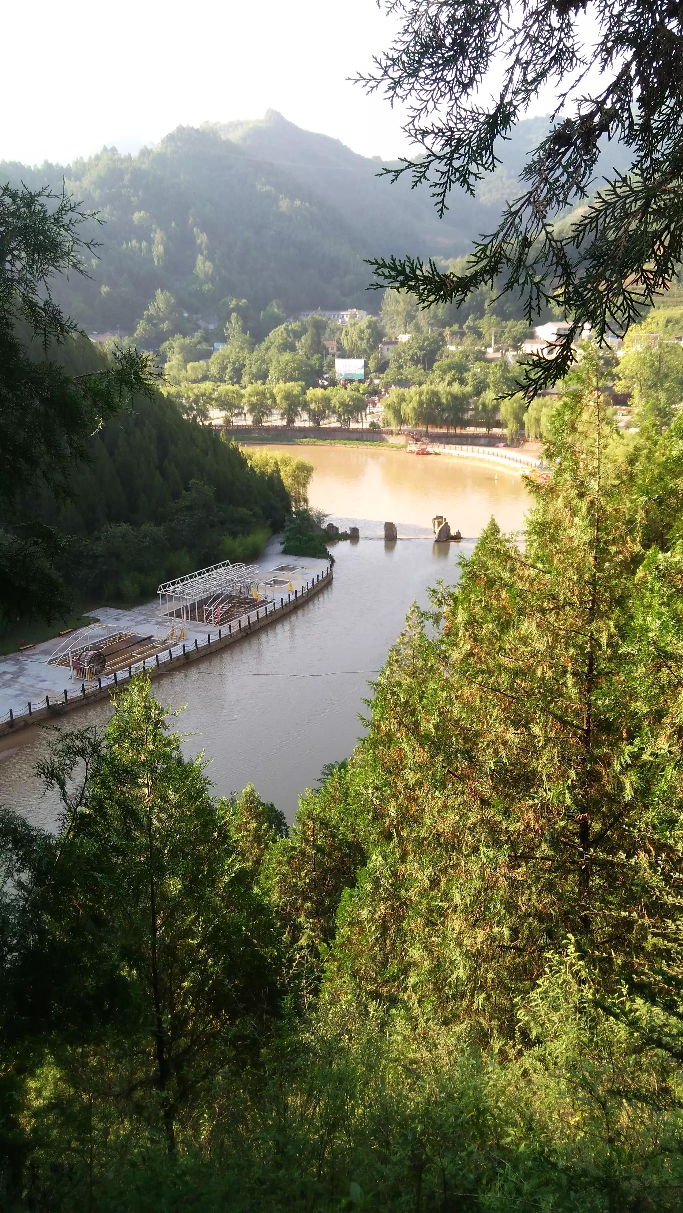 第二天天刚亮,我们便再次来到灵宝峡景区,还没开门,我们已准备就绪