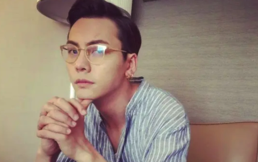 同样是“眼镜造型”，把肖战王一博和吴启华放一起，差距就出来了