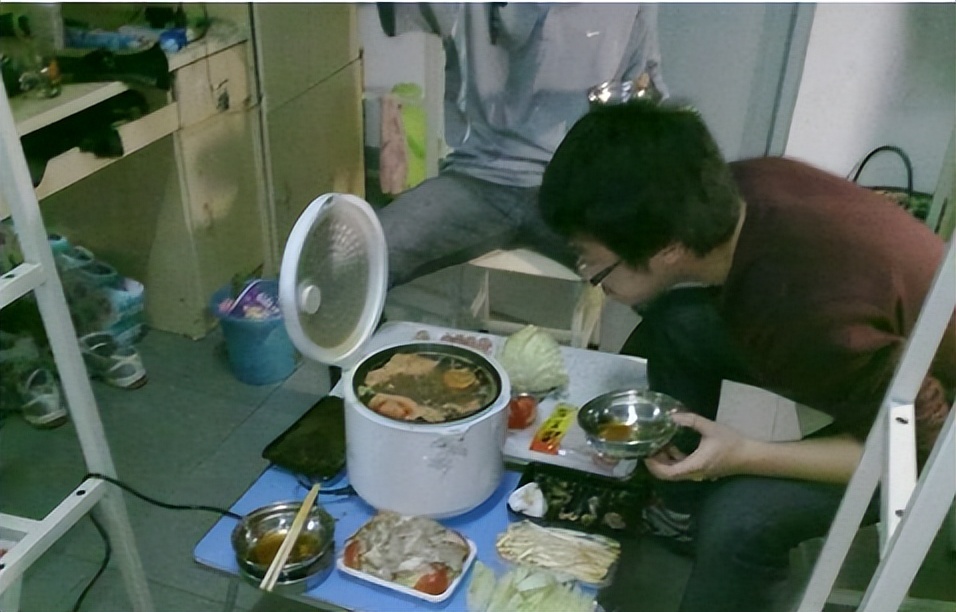 国内最寒酸的大学宿舍排名火了，环境堪比荒野求生，越看越扎心