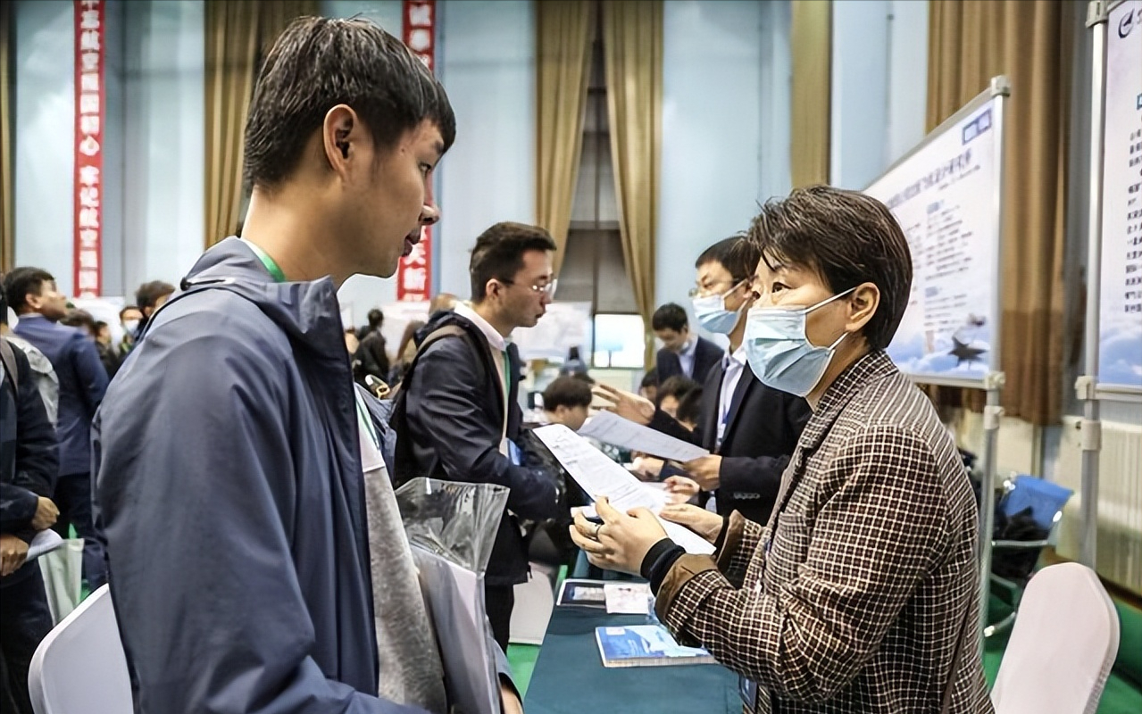 河南大学拟聘辅导员名单公布，95年北大博士抢镜，网友：太屈才了