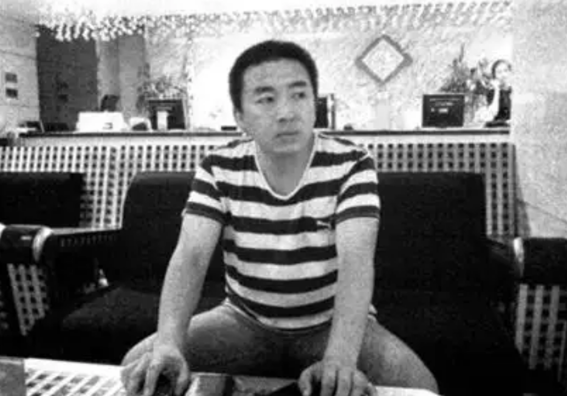 2006年，许霆因ATM机故障多取17万，被判无期后不服，重审改判5年