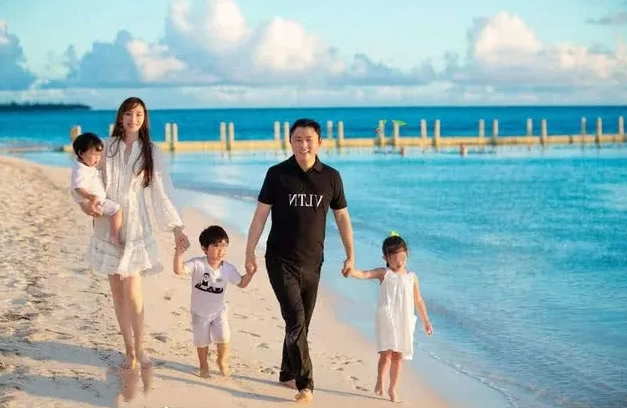 “娱乐圈大嘴巴”喜欢豪门的颖儿，为何选择爱的卑微的付辛博