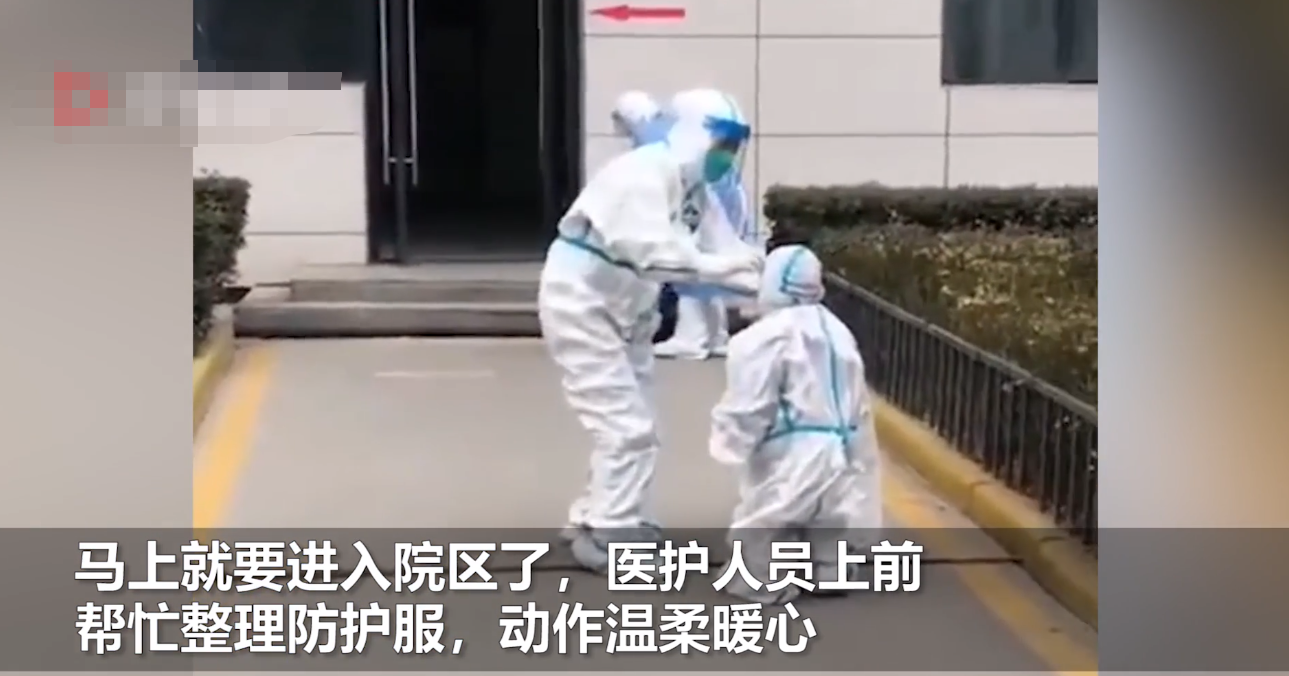 西安3岁萌娃独自隔离，穿着宽大的防护服频频回头，背影让人心疼