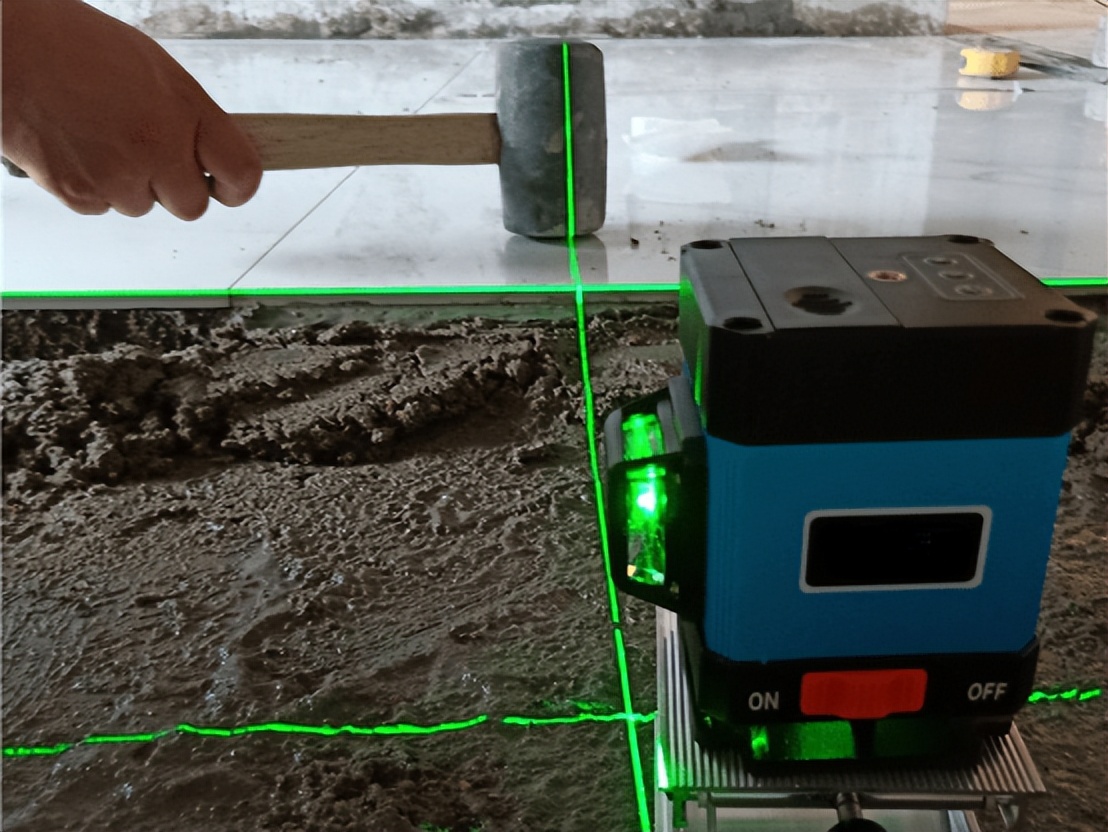 五线蓝光水平仪价格砌墙贴地如何垂直水平