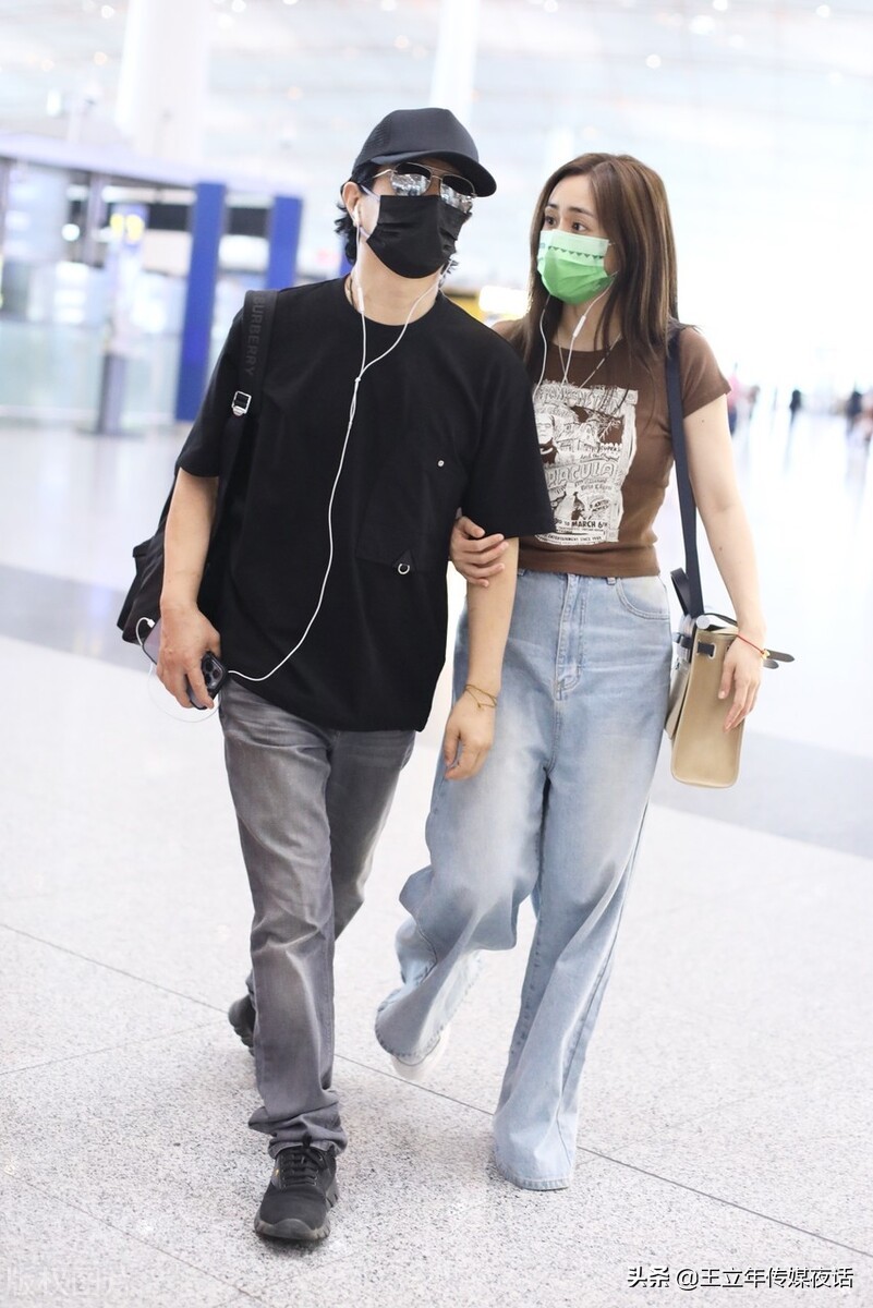 郑钧刘芸走机场，大秀夫妻情深