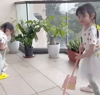 熊黛林晒双胞胎女儿做家务，姐妹俩打扫阳台，被妈妈温柔大赞好乖