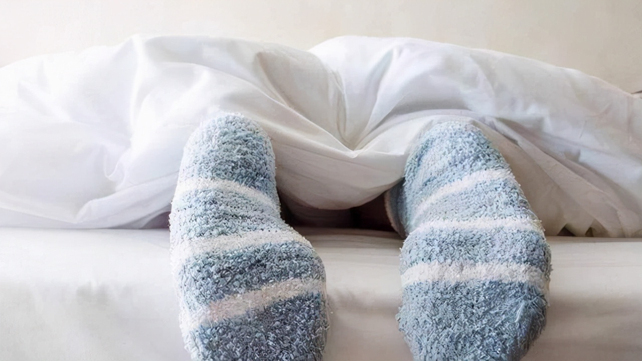 晚上睡觉穿袜子对身体好不好(穿袜子睡觉的好处坏处)_http/damaozi.