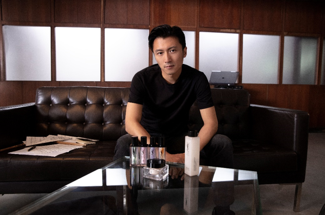 79岁杨受成出席庆功宴！谢霆锋张学友让出C位，明星云集有人喝醉