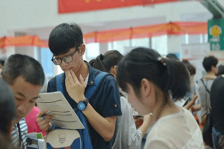 帮高考考生报志愿，人民日报公布18个热门专业介绍与报考指南