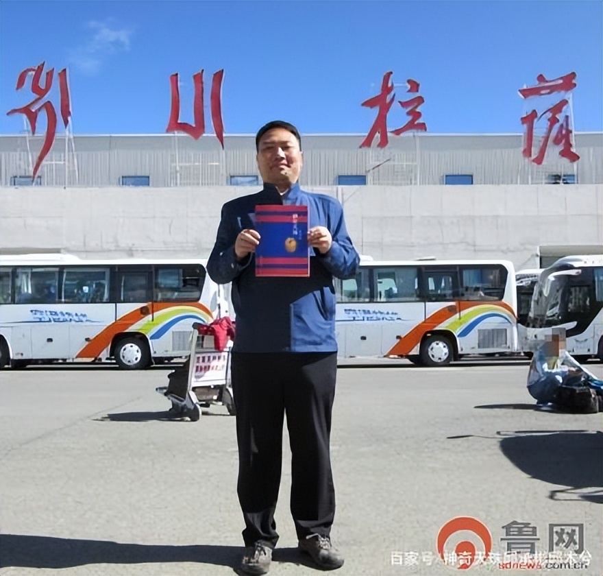 天珠学者《解密天珠》的作者邱承彬邱木兮在西藏拉萨机场