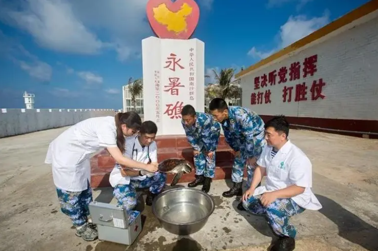 当年的南海守岛官兵有多难？脚踩一米深海水，茅屋3个月全腐烂