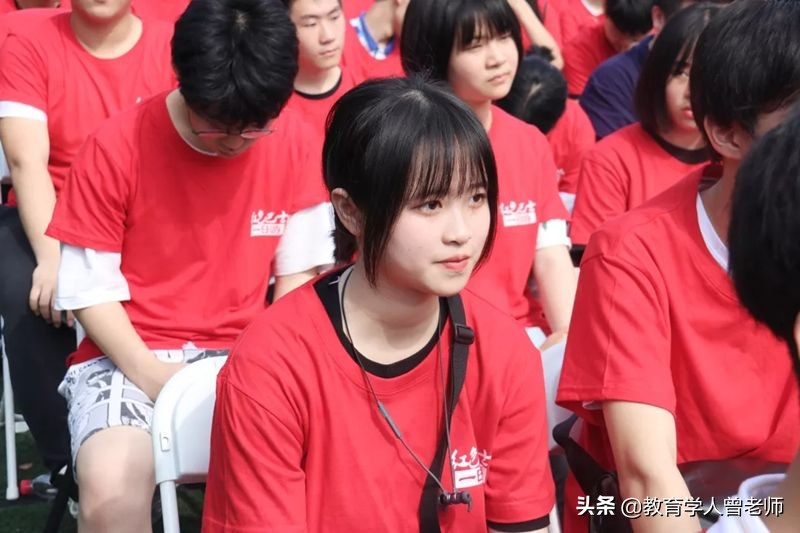 “同学聚会表”火了，揭露名校学生的“高端生活”，这才是现实