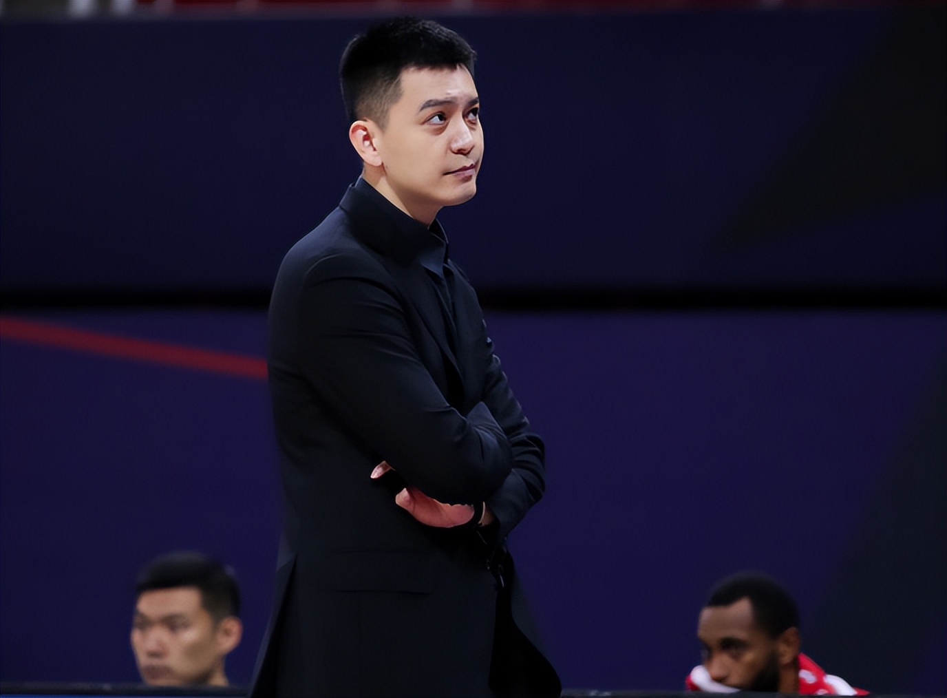 nba的篮筐为什么扣不歪(离谱！CBA总决赛狂修17分钟篮筐，央视解说无语，业余错误闹笑话)