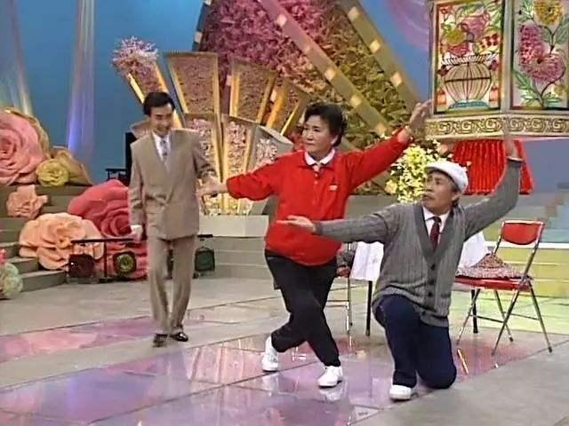 主持人抢话、演员笑场，这8届央视春晚的失误，堪称“灾难现场”