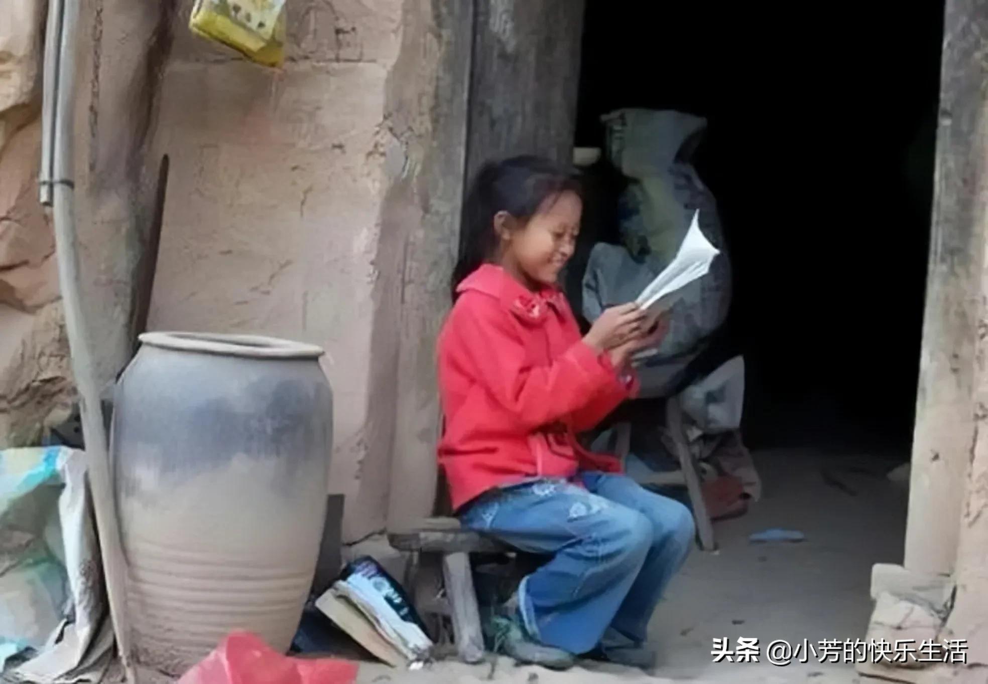 山东16岁女孩3度卖血养活继父一家7口，惨死后3个哥哥披麻戴孝