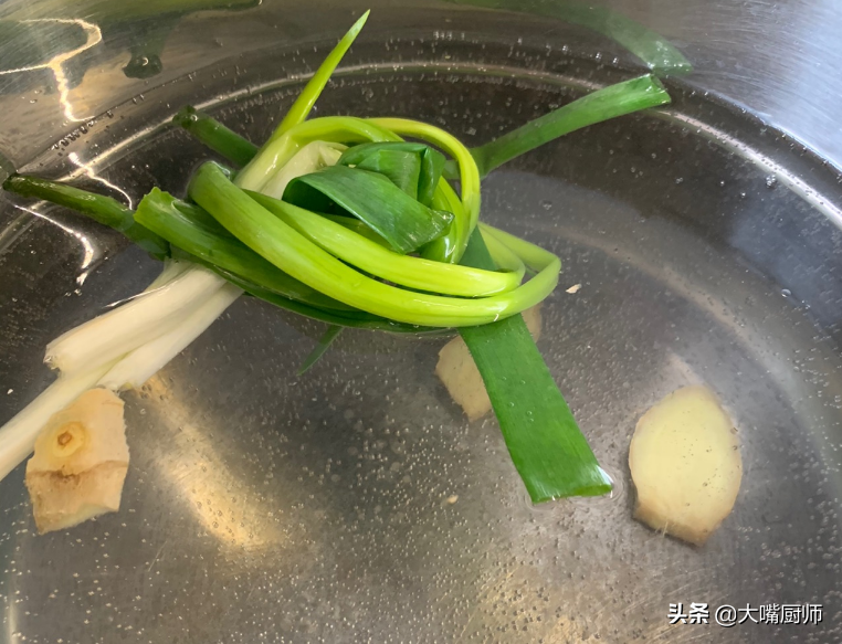 白切鸡直接用水煮，难怪又老又腥！要想皮脆肉嫩，3个步骤是关键