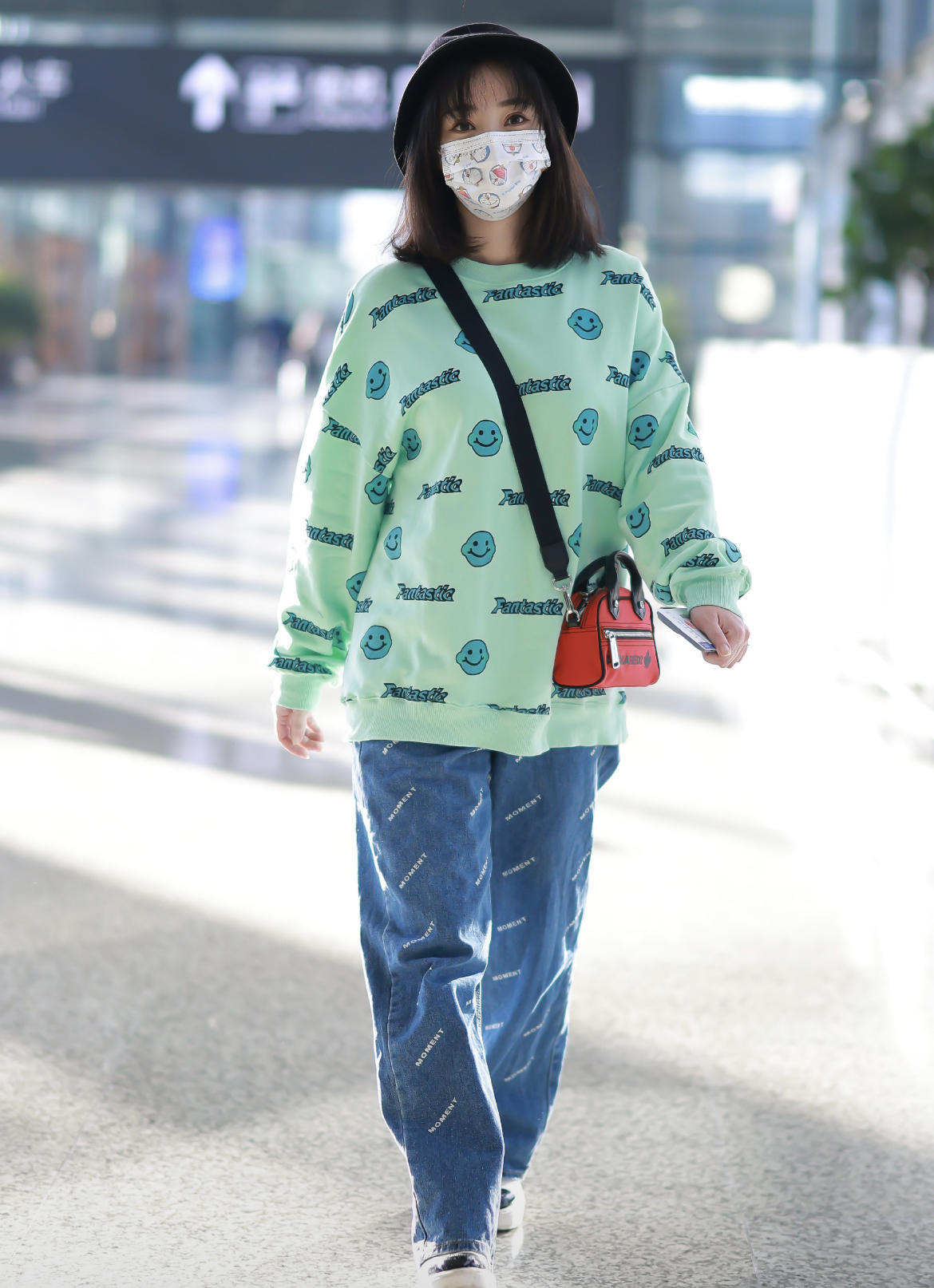 “柳岩”终于换风格，穿卫衣配牛仔裤走机场，超减龄像个大学生