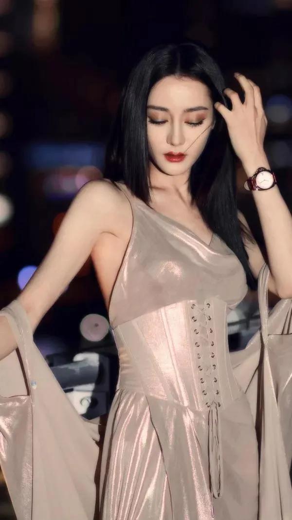 金晨迪丽热巴古力娜扎上演霓虹灯下的极限魅惑，这谁能抵挡得住呀