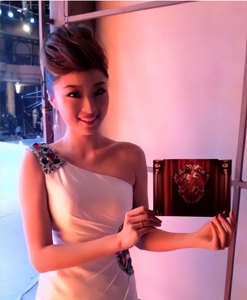 23岁当央视主播，2年后命丧男友刀下，她的人生太过悲剧