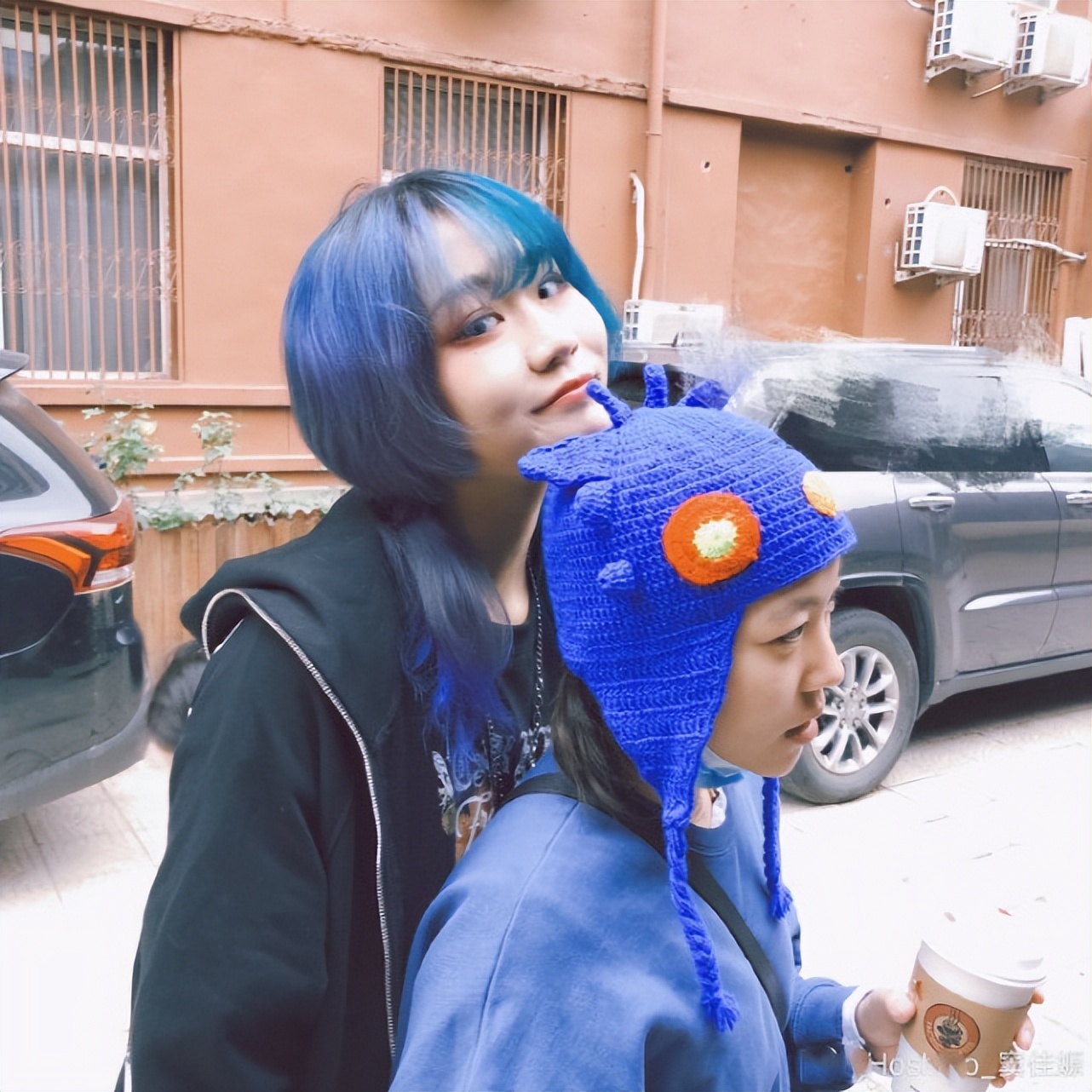 窦唯俩女儿久违同框，姐妹风格差距大，窦靖童在妹妹面前显娇小