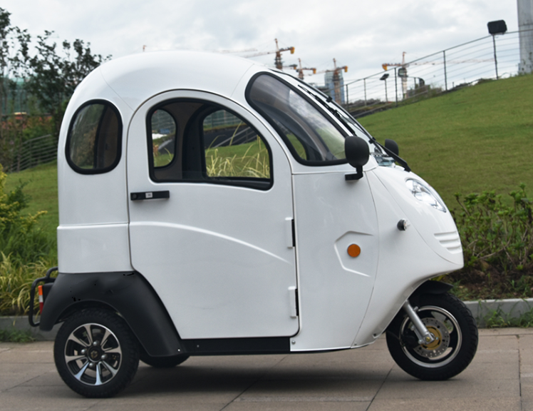 5000元左右,这2款全封闭电动三轮车,可以上牌,适合老年人代步