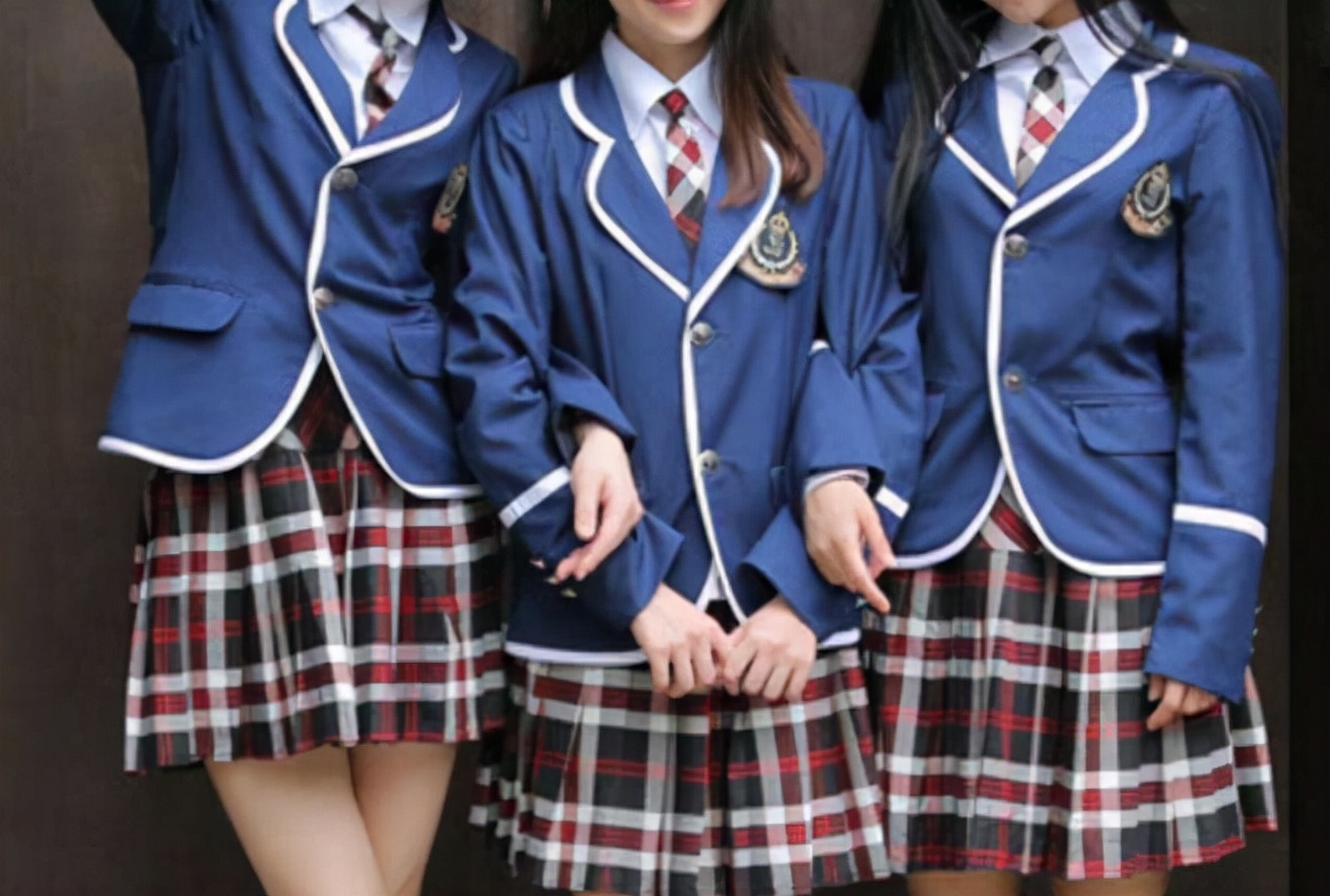 为啥普通学校校服是裤子，贵族学校却是裙子，这其中差在哪了？