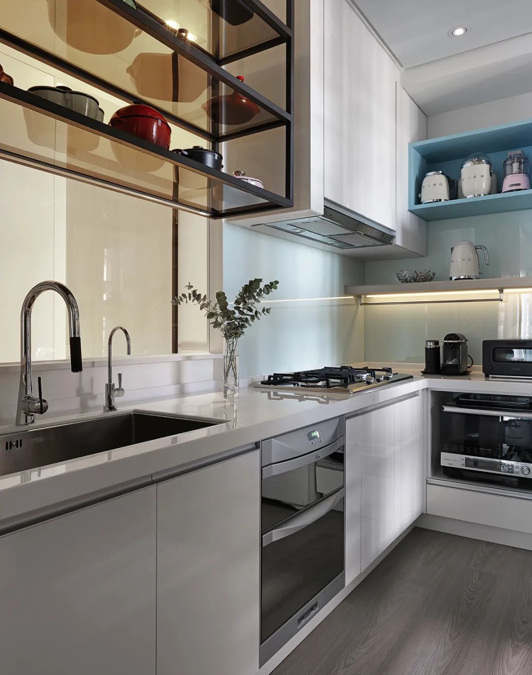 56平小户型设计，玻璃隔断加色彩运用，维系简洁且连贯的穿透视野