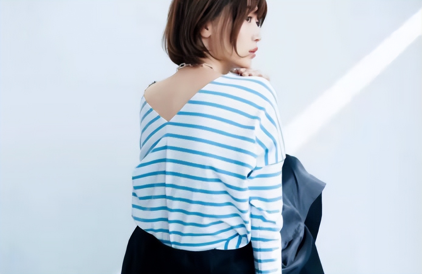 不愧是色彩王者，一穿就惊艳！6类“配色穿搭”，讲究女人最喜欢