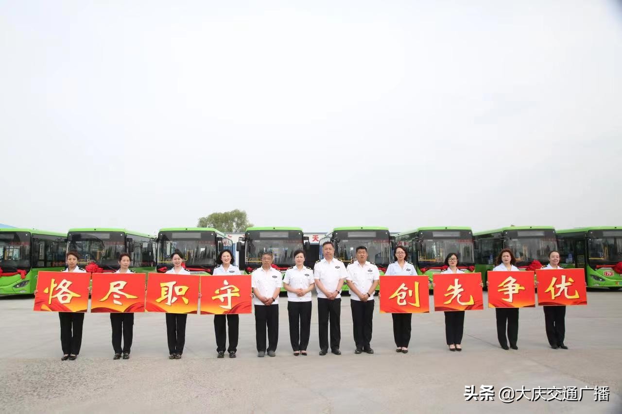 油城公交公司在25路、35路和79路等四条公交线上再次投用新能源纯电动公交车