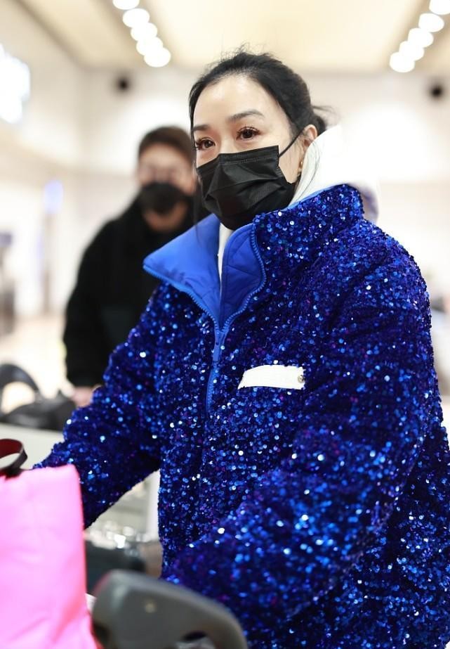 钟丽缇和女儿同框似“姐妹”，亮片羽绒服配白靴，看腿可真瘦