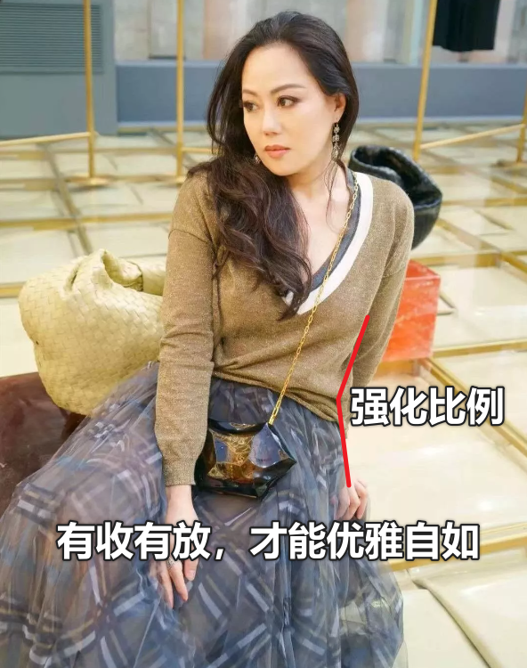 微胖女人穿衣还得看章小蕙，近60岁身材珠圆玉润，依旧美艳显贵