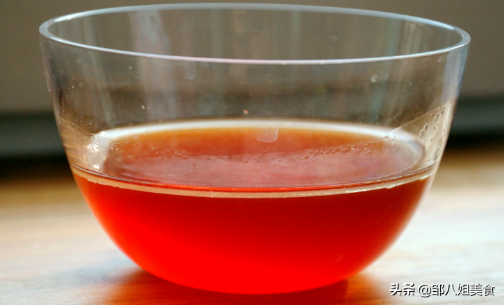 炒糖色，用水还是用油？教你正确做法，糖色红亮不糊，很简单