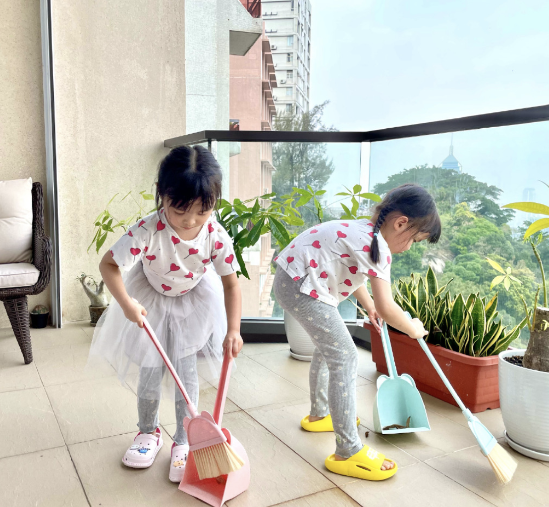 熊黛林晒双胞胎女儿做家务，姐妹俩打扫阳台，被妈妈温柔大赞好乖