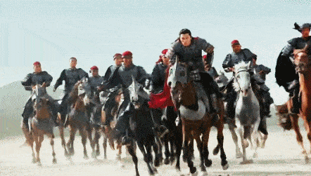 吃空气、假开车、骑假马、戴假肩胛骨，内娱明星拍戏有啥是真的？