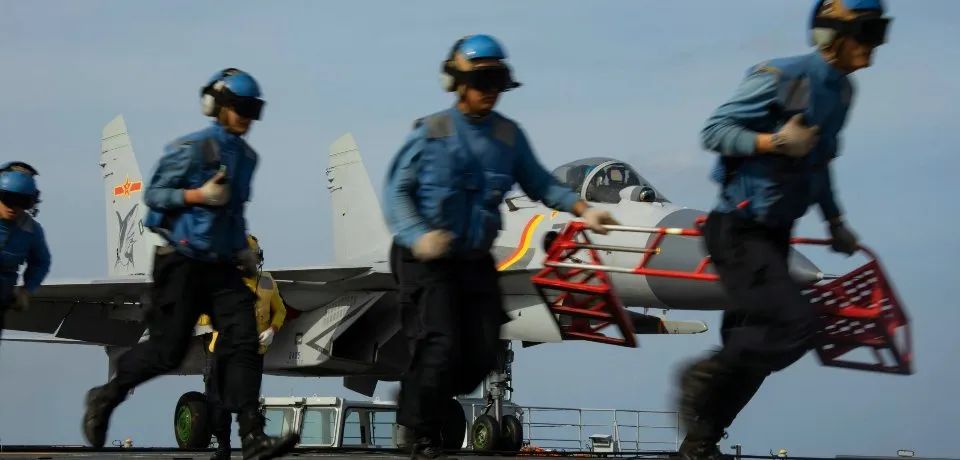 “山东舰”最新照片曝光！网友热议，歼-15D电子战机上舰实锤了？