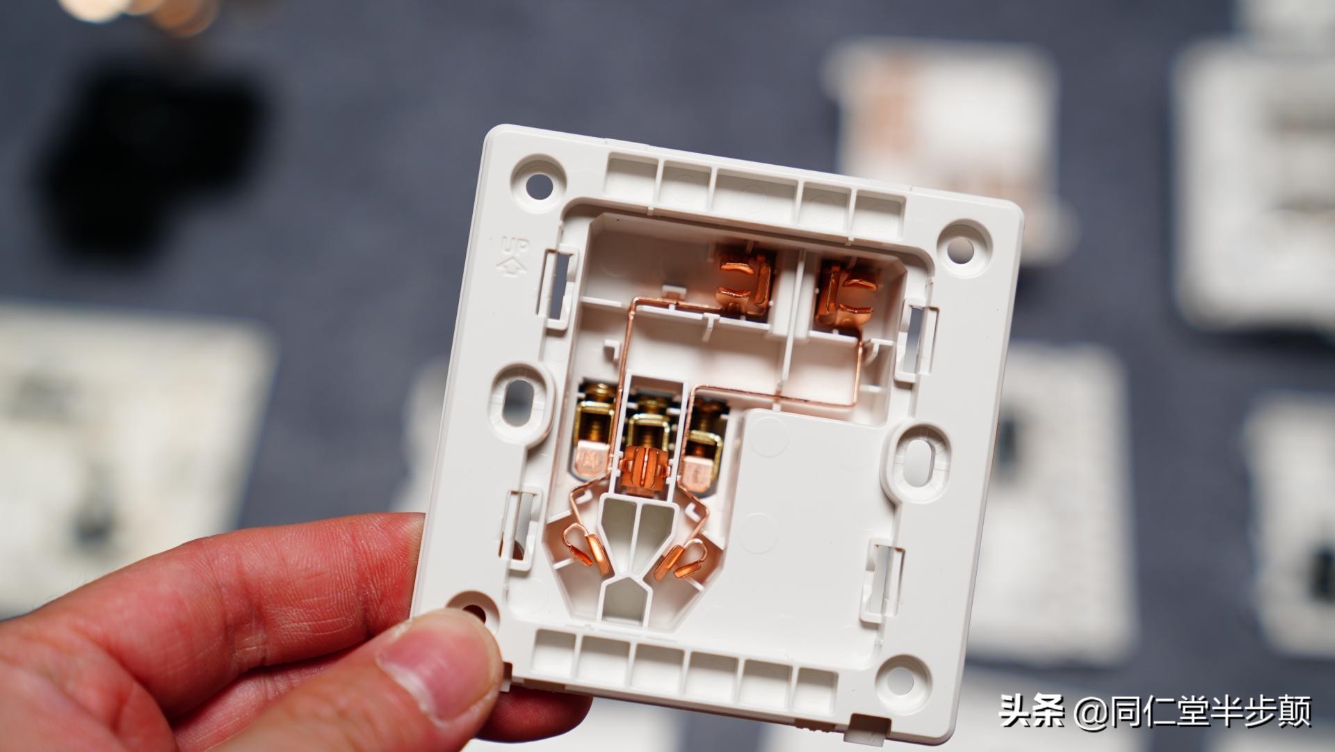 6款平价斜五孔插座实力拆解对比:abb,施耐德,罗格朗,公牛