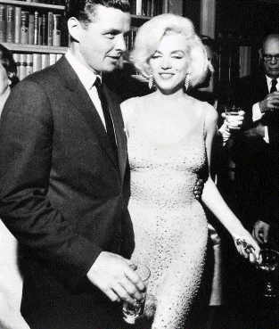 赫本和梦露:都和肯尼迪总统有段情,为他唱过生日歌,结局却不同