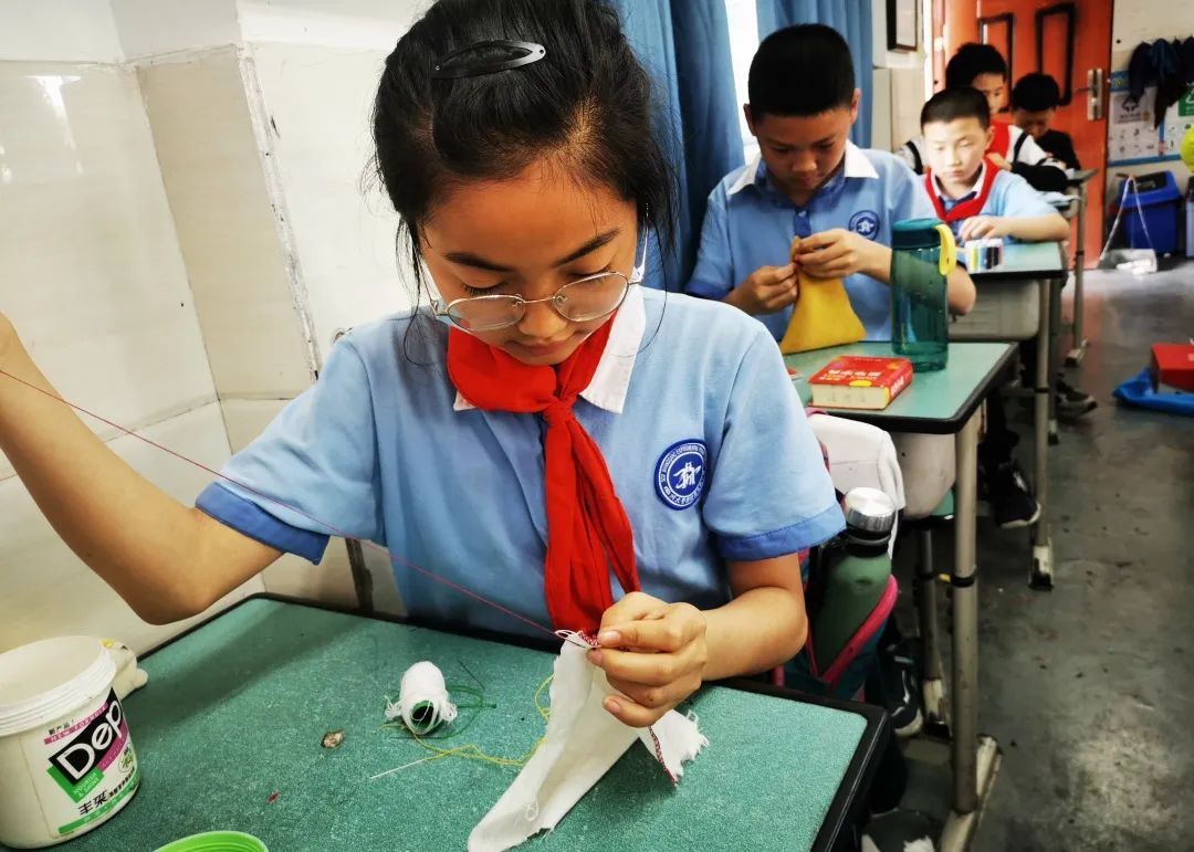 发扬劳动精神 争做先锋少年｜记川大西航港实小劳动技能大赛活动