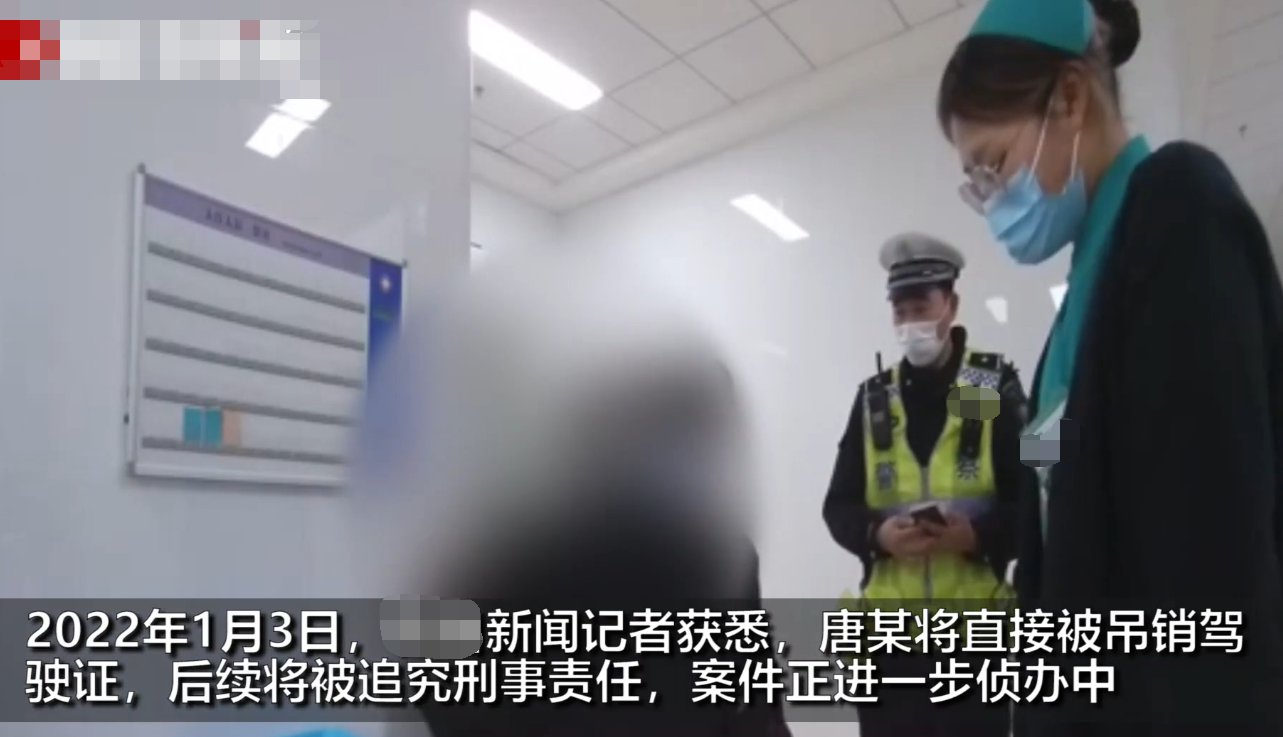 湖北一司机路口等红灯睡着半小时，被民警叫醒后直接踩油门差点把民警带走，警方：系酒驾，将吊销驾驶证