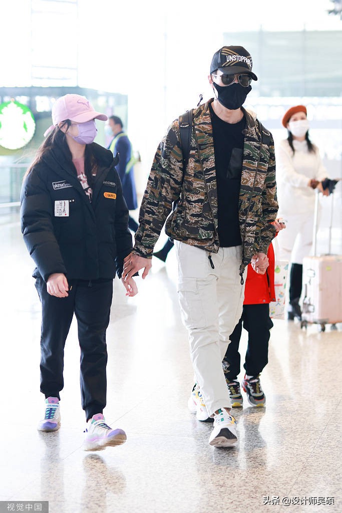 吴尊一家四口现身机场 女儿neinei不惧镜头打招呼