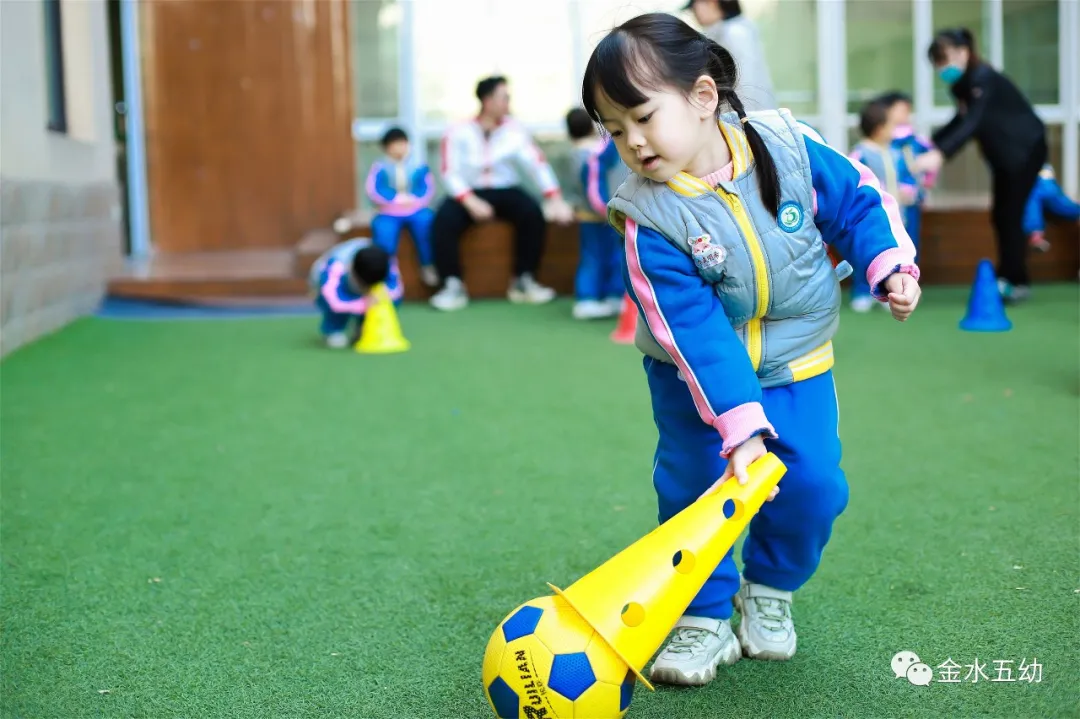 小学生足球队入场词(享运动•健体魄•悦童心—金水五幼教育集团“趣味运动周”纪实)