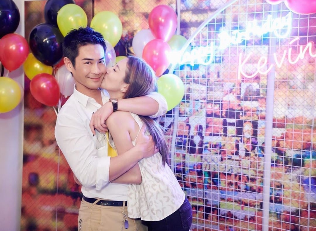 郑嘉颖圣诞节晒全家福，和陈凯琳给儿子们举高高，画面幸福洋溢