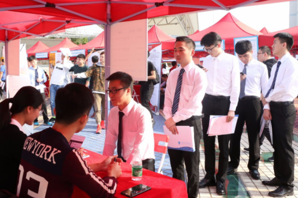 我国985大学可分为4个档次，清华、北大第1，吉林大学险进第3档