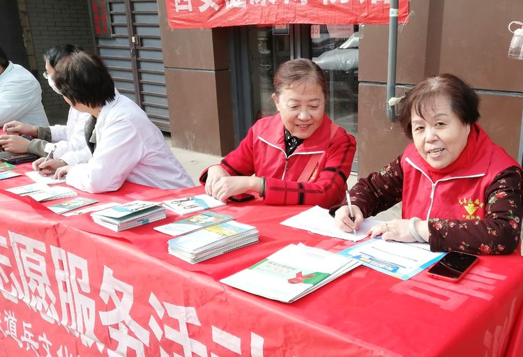 陕西省铁道兵与医疗专家共同开展学雷锋义诊活动 作者：王抗林