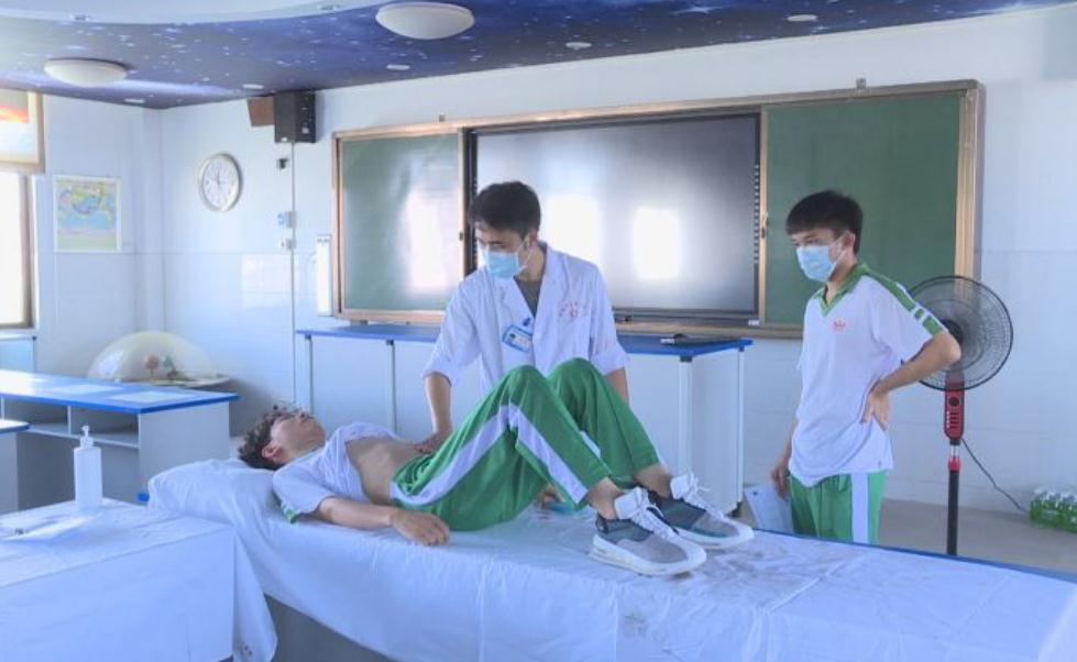 高考体检需要“全部脱光”？现场一片混乱，把医生都给逗笑了