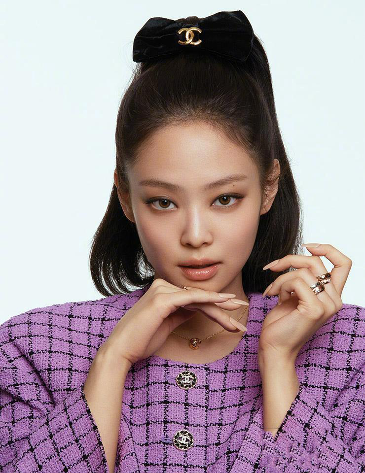 jennie金智妮拍火辣写真,光脚丫坐在餐桌上面,大美背露得好高级