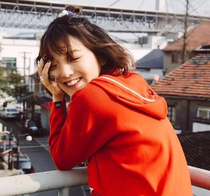 985毕业科班出身，实力不俗被称小邓紫棋，因生病变丑遭外貌羞辱