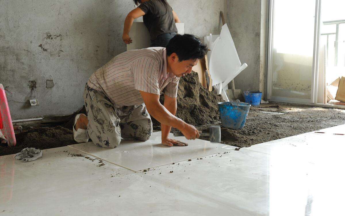 装修时不顾家人反对，坚持地砖贴墙面，如今后悔不已，问题太多了