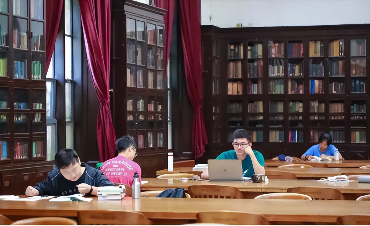 这所大学很豪横，校内建有37个食堂5个地铁站，是干饭学生的天堂